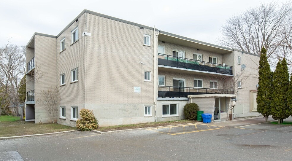 115 Kraft Avenue, Kitchener, On Ave N, Kitchener, ON for sale - Building Photo - Image 2 of 13