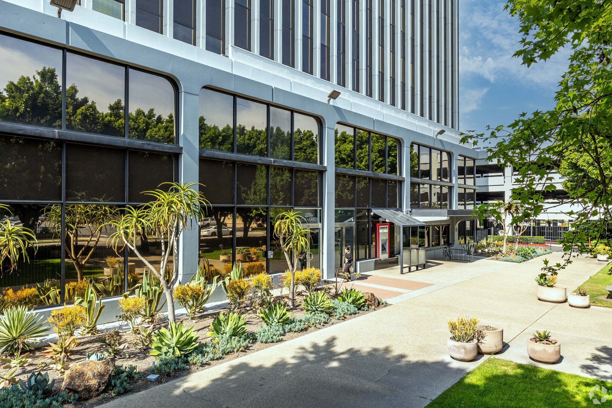 300 S Harbor Blvd, Anaheim, CA for lease Building Photo- Image 1 of 10