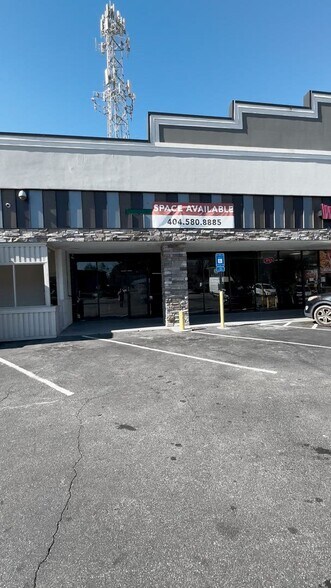 8540 Roswell Rd, Atlanta, GA à louer - Vidéo sur l’inscription commerciale - Image 2 de 15
