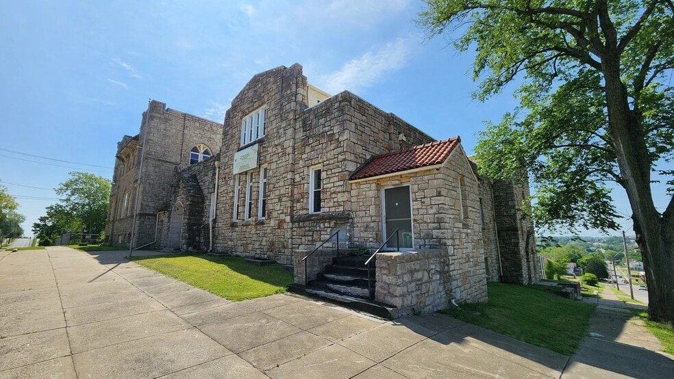 2701 E 43rd St, Kansas City, MO for sale - Building Photo - Image 2 of 15