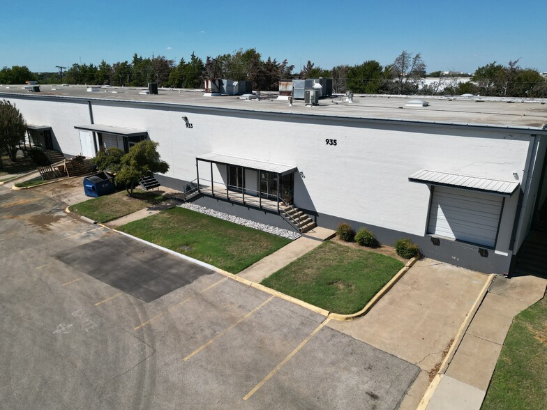 923-935 E Avenue J, Grand Prairie, TX for lease - Building Photo - Image 1 of 3