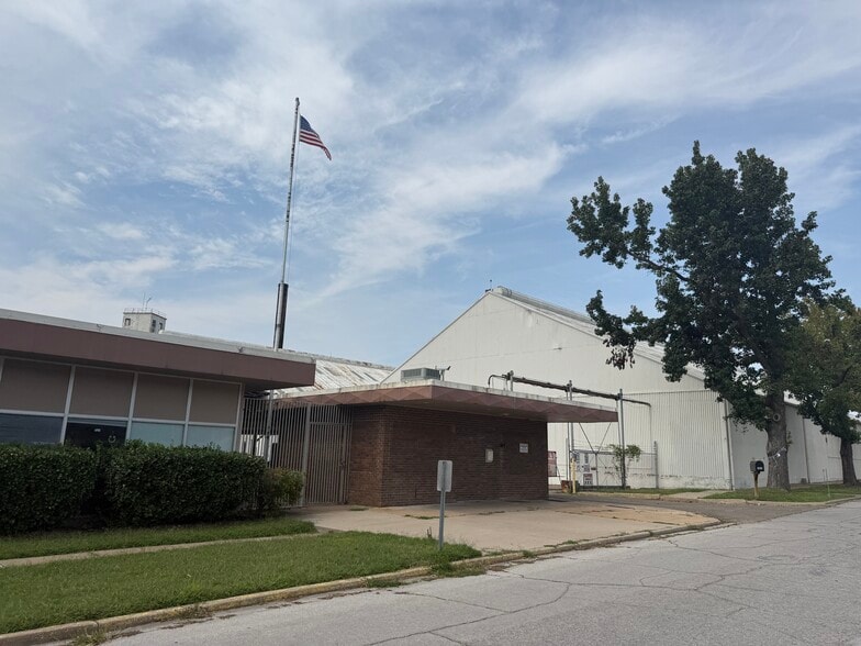 620 S Linden St, Sapulpa, OK à louer - Photo du bâtiment - Image 2 de 6