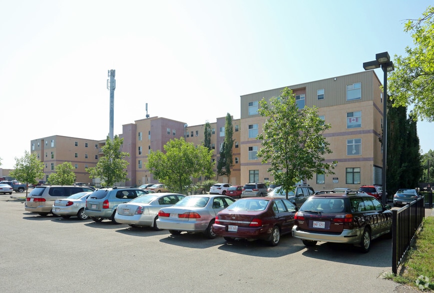 8920 118 Av NW, Edmonton, AB à louer - Photo du bâtiment - Image 2 de 16