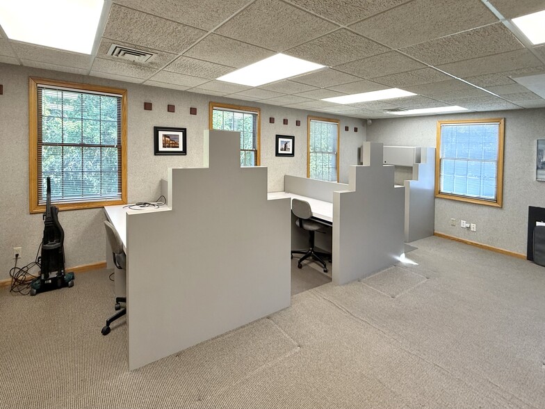 255 Park Pl, Chagrin Falls, OH for lease - Building Photo - Image 3 of 10