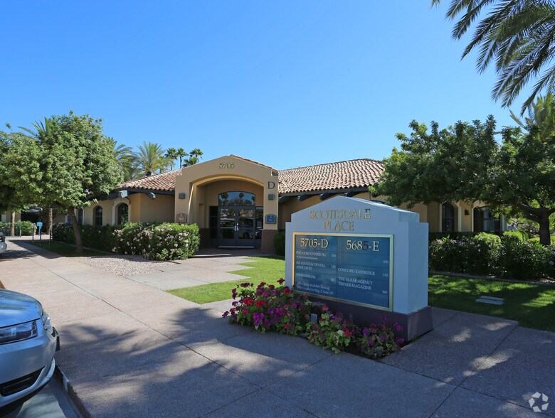 5725 N Scottsdale, Scottsdale, AZ à louer - Photo du bâtiment - Image 3 de 10