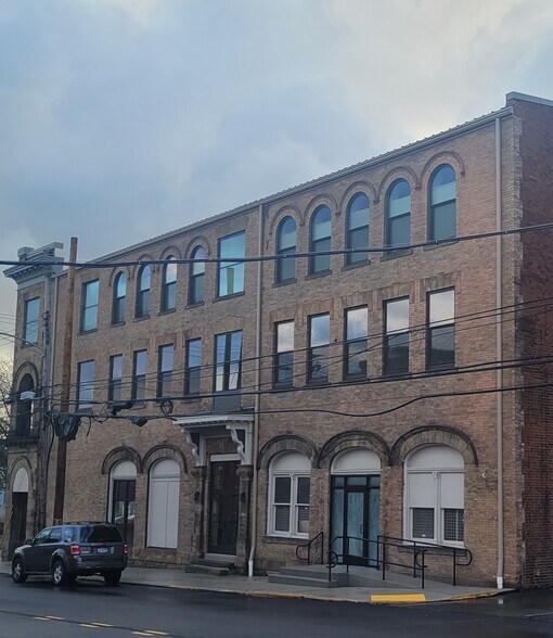 607 Miller Ave, Clairton, PA à louer - Photo du bâtiment - Image 2 de 6