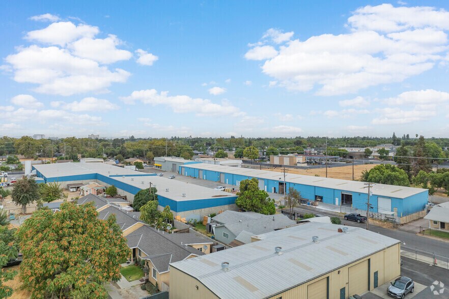 236 S Santa Cruz Ave, Modesto, CA à louer - Aérien - Image 1 de 5