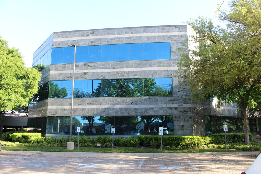 4949 Keller Springs Rd, Addison, TX à louer - Photo du bâtiment - Image 3 de 8