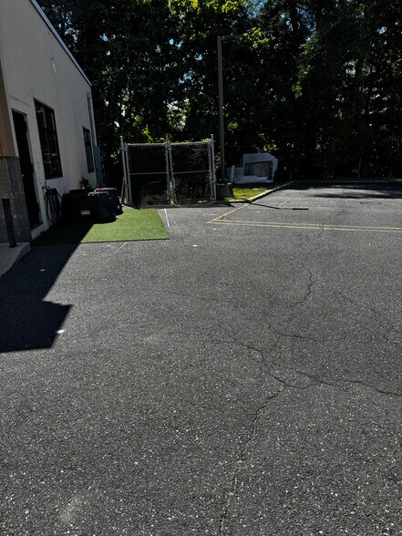 72-74 Cedar Swamp Rd, Glen Cove, NY à vendre - Photo du bâtiment - Image 3 de 11