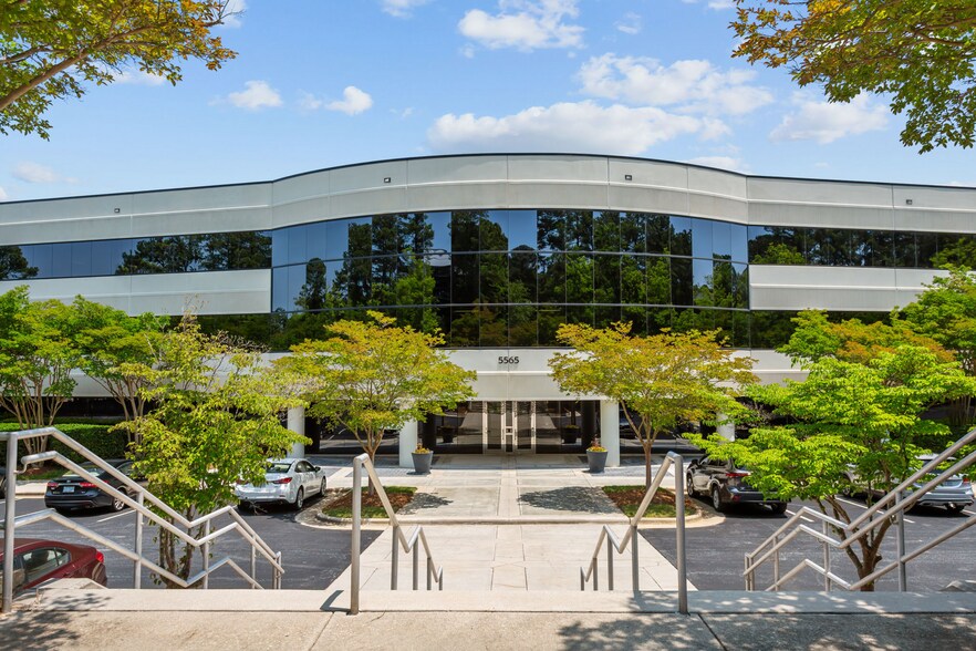 5565 Centerview Dr, Raleigh, NC à louer - Photo du bâtiment - Image 2 de 12