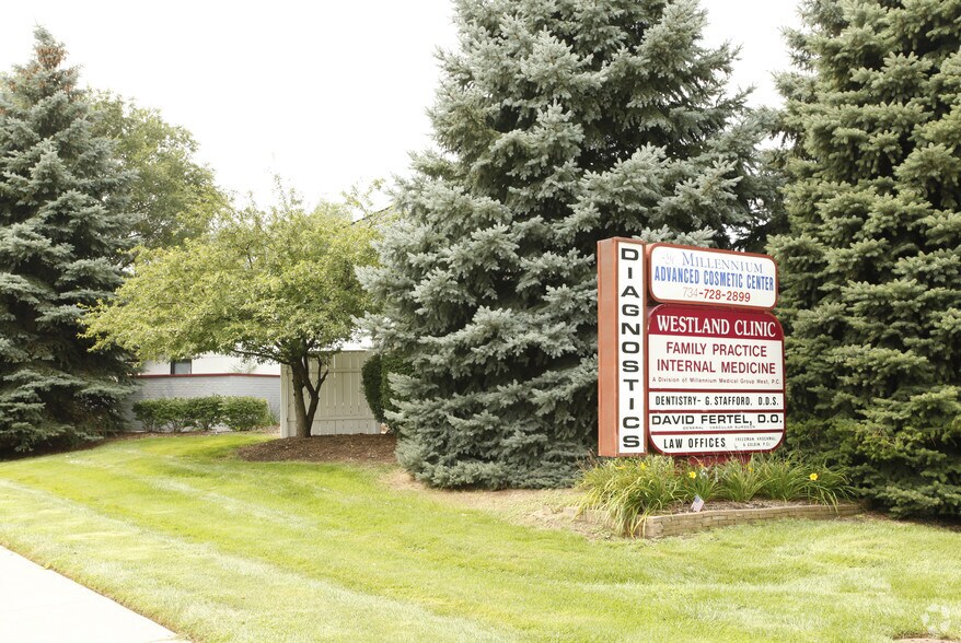 6149 N Wayne Rd, Westland, MI à louer - Photo du bâtiment - Image 2 de 2
