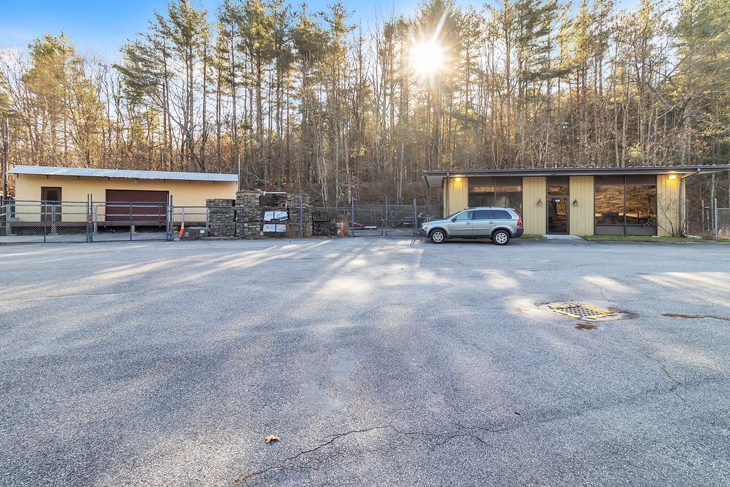 Route 32 Retail & Warehouse Buildings portefeuille de 2 propriétés à vendre sur LoopNet.ca Photo du bâtiment- Image 1 de 37