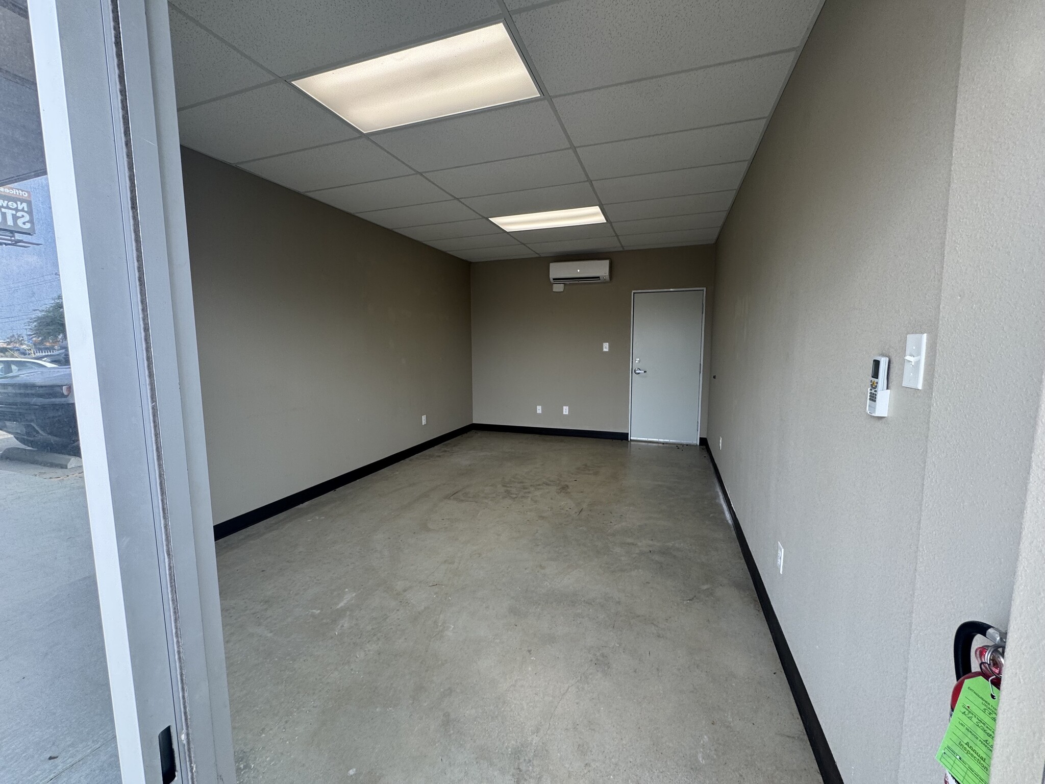 2090 N Interstate 35, New Braunfels, TX for lease Interior Photo- Image 1 of 2