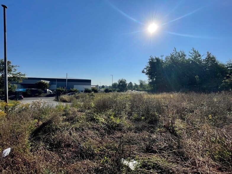 2B Bridle Rd, Bootle for lease - Primary Photo - Image 1 of 4