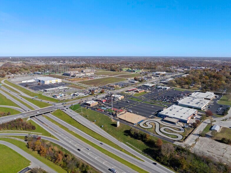 501 NW Barry Rd, Kansas City, MO à louer - Photo du bâtiment - Image 2 de 9