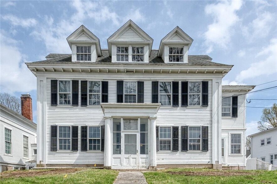 2 Elm St, Westerly, RI à vendre - Photo principale - Image 1 de 28