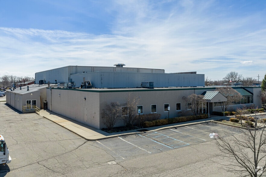 8220 Irving Rd, Sterling Heights, MI for sale - Building Photo - Image 2 of 5