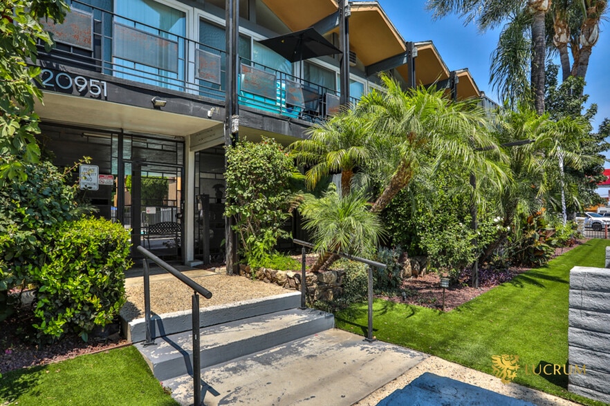 20951 Roscoe Blvd, Canoga Park, CA for sale - Building Photo - Image 2 of 23