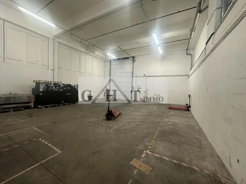 Industrial in Montreuil for sale - Interior Photo - Image 2 of 10