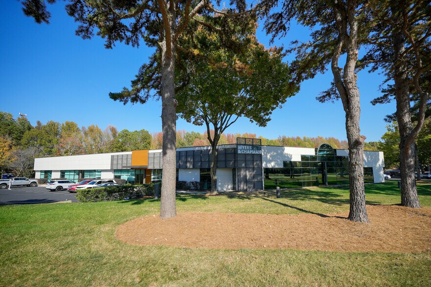 1201-1221 Wood Ridge Center Dr, Charlotte, NC à louer - Photo du bâtiment - Image 1 de 14