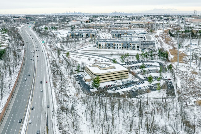 Plus de détails pour 300 Executive Dr, West Orange, NJ - Bureau aux enchères