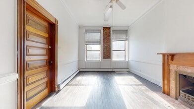 42 W Main St, Riverhead, NY à louer Photo intérieure- Image 2 de 6