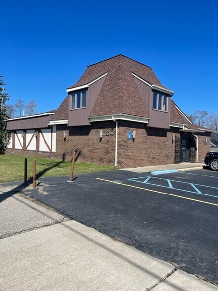 2044 South Blvd, Rochester Hills, MI à louer - Photo du bâtiment - Image 1 de 12