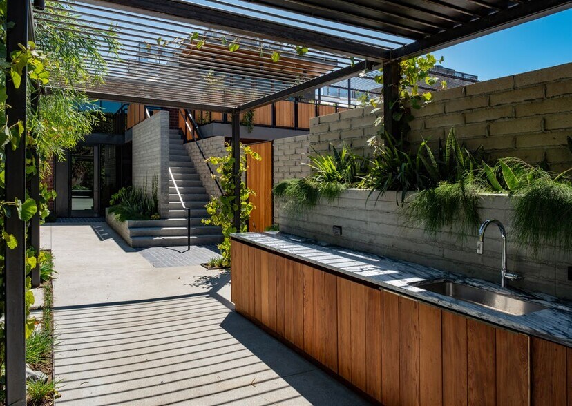 3592 Eastham Dr, Culver City, CA à louer - Photo du bâtiment - Image 2 de 13