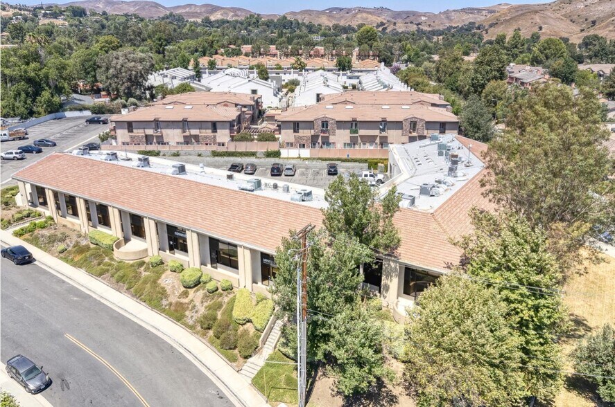 5210 Lewis Rd, Agoura Hills, CA à louer - Photo du bâtiment - Image 2 de 18