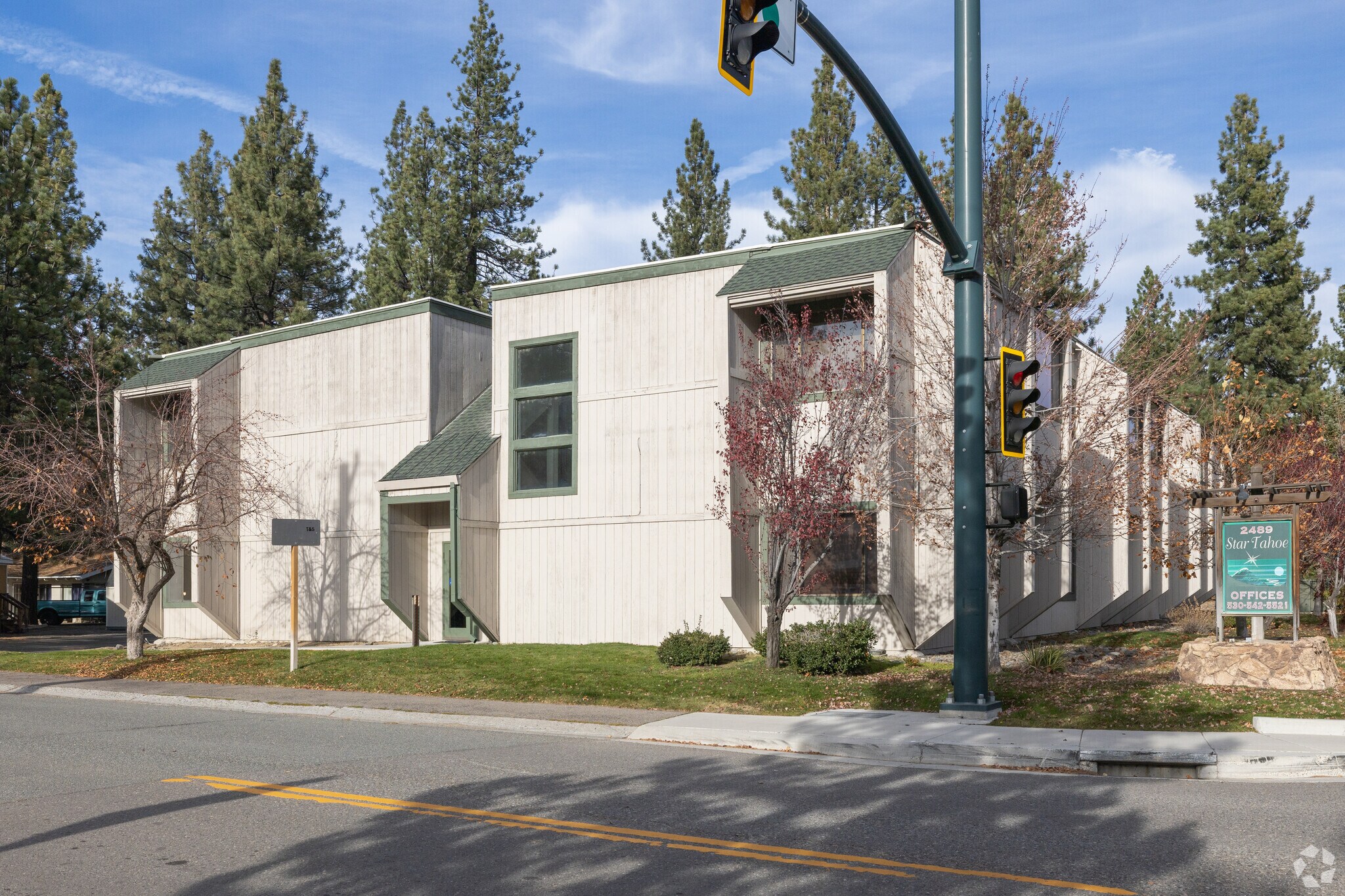 2489 Lake Tahoe Blvd, South Lake Tahoe, CA à louer Photo principale- Image 1 de 9