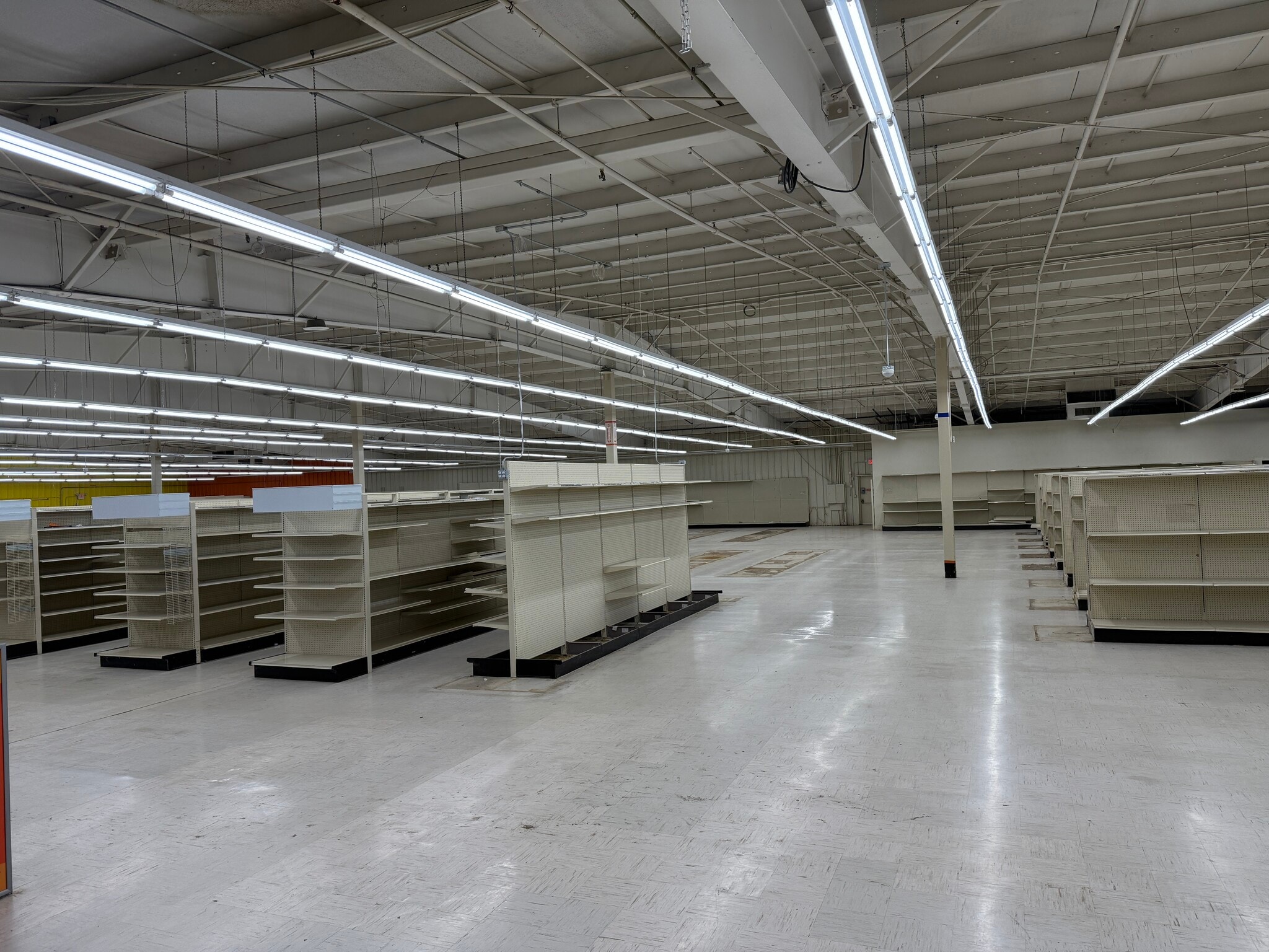 1407 38th St, Peru, IL for lease Interior Photo- Image 1 of 14