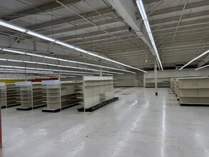 1407 38th St, Peru, IL for lease Interior Photo- Image 1 of 14