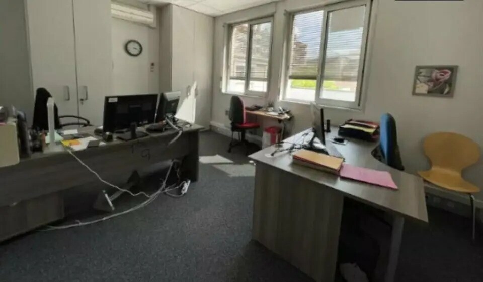 Office in Villeurbanne for lease - Interior Photo - Image 2 of 4