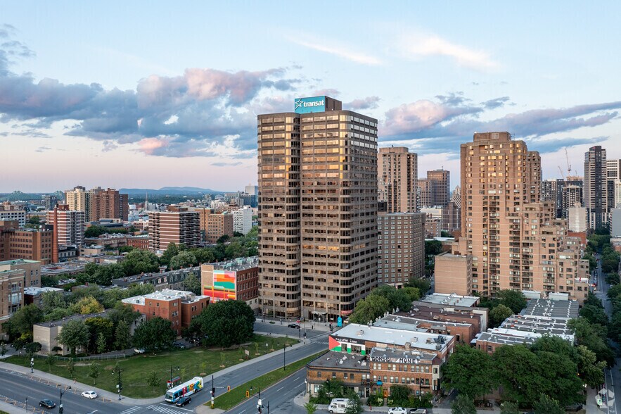 300 Rue Léo-Pariseau, Montréal, QC à louer - Photo du bâtiment - Image 2 de 9