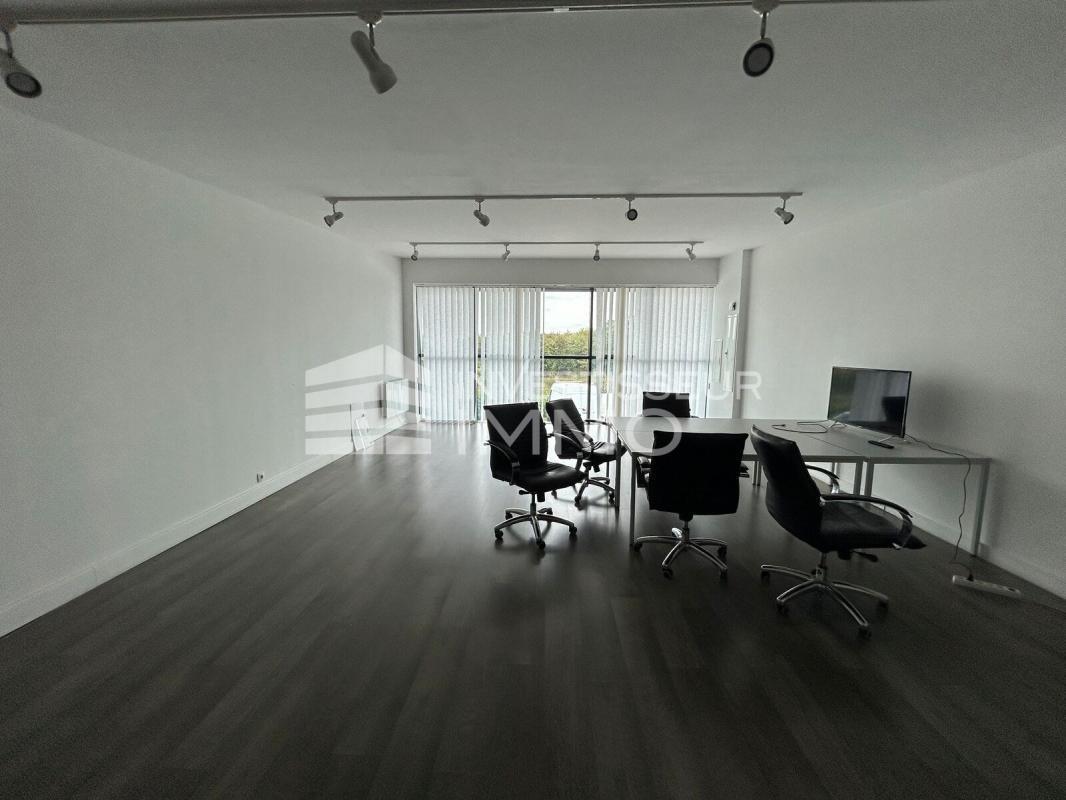 Flex in Émerainville for lease Interior Photo- Image 1 of 4