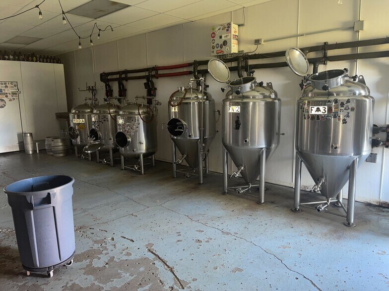 Former Tecumseh Brewery Portfolio portefeuille de 2 propriétés à vendre sur LoopNet.ca - Photo du bâtiment - Image 3 de 9