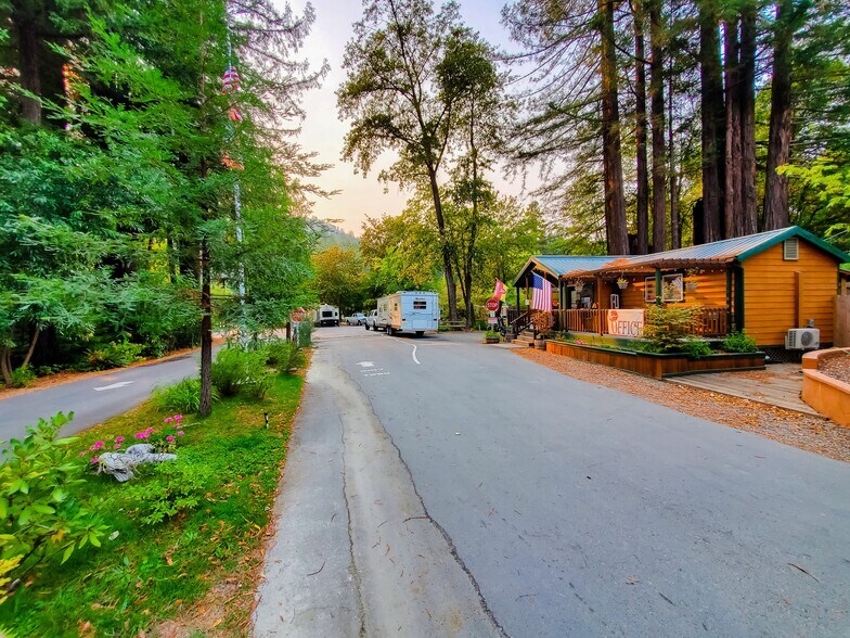 455 Boy Scout Rd, Myers Flat, CA à vendre - Photo du bâtiment - Image 1 de 23