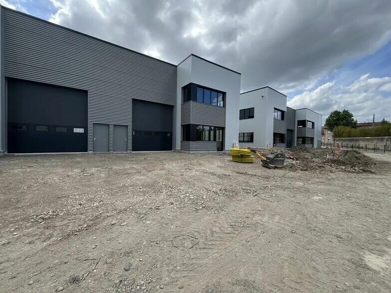 Bureau dans OULLINS-PIERRE-BÉNITE à vendre - Photo du bâtiment - Image 2 de 13