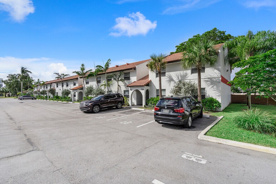 700 SW 81st Ave, North Lauderdale, FL à vendre - Photo du bâtiment - Image 2 de 21