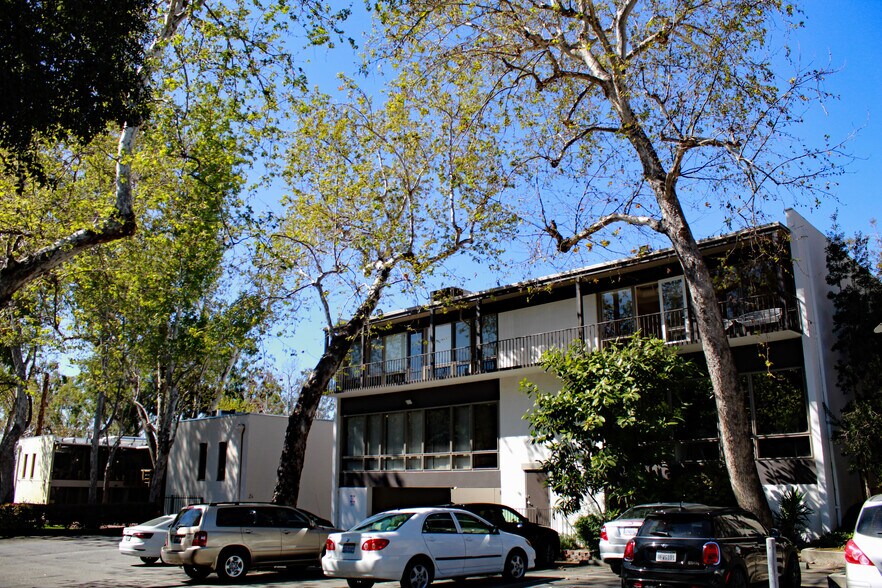 7462 N Figueroa St, Los Angeles, CA à louer - Photo du bâtiment - Image 2 de 6