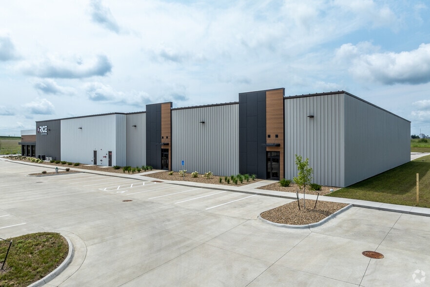 6815 Innovation Dr, Cedar Falls, IA for lease - Building Photo - Image 3 of 8