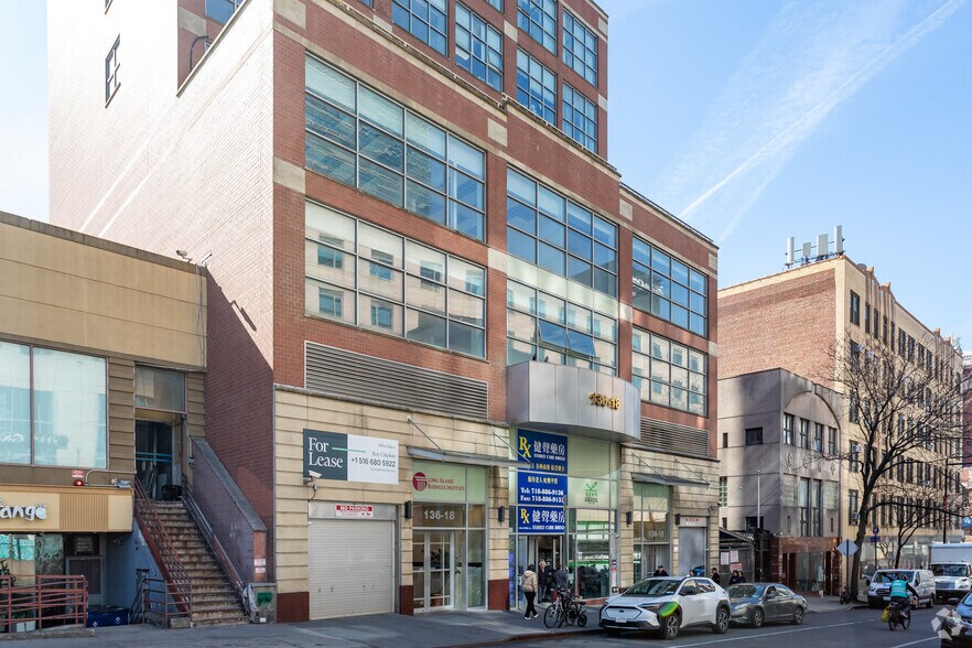 136-18 39th Ave, Flushing, NY à louer - Photo du bâtiment - Image 3 de 10