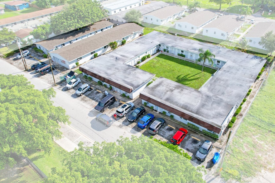 808 NW 7th Ter, Hallandale Beach, FL for sale - Primary Photo - Image 1 of 8