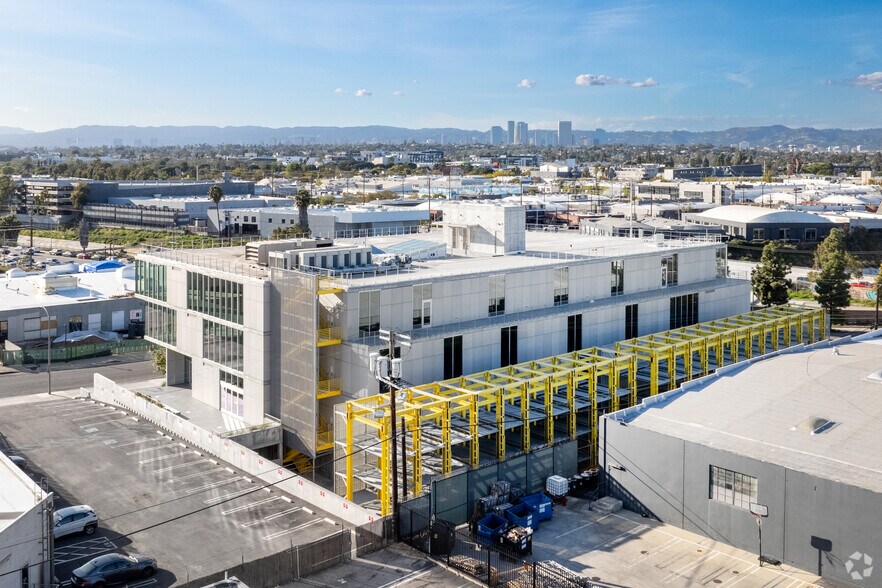 5950 W Jefferson Blvd, Los Angeles, CA à louer - Photo du bâtiment - Image 3 de 16
