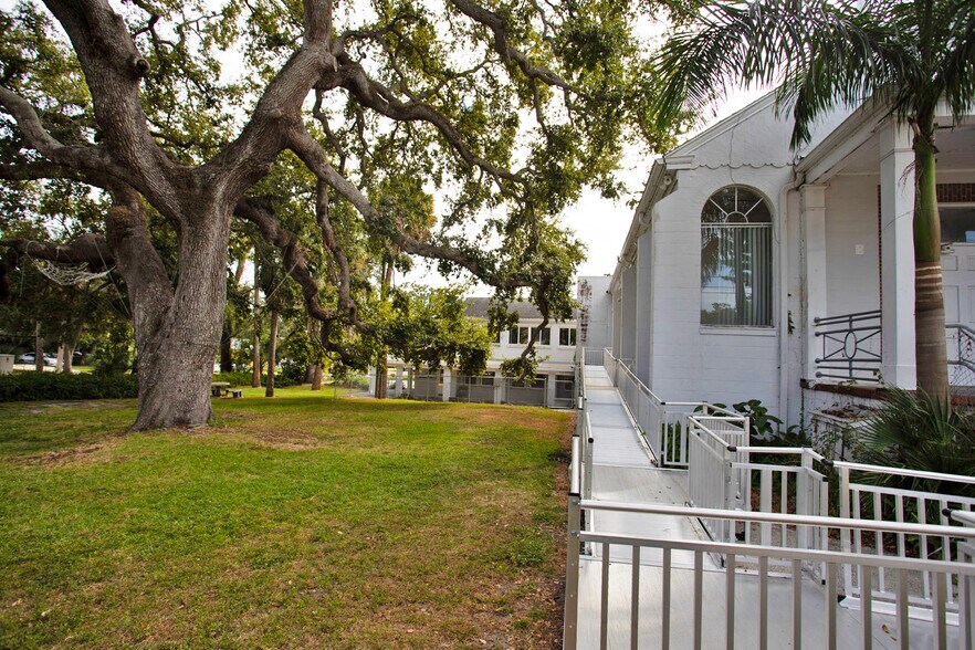 1310 22nd Ave S, Saint Petersburg, FL à vendre - Photo du bâtiment - Image 3 de 21