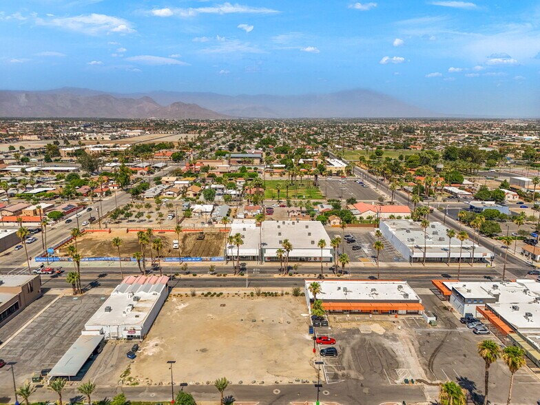 45073 Oasis St, Indio, CA à louer - Photo du bâtiment - Image 2 de 12