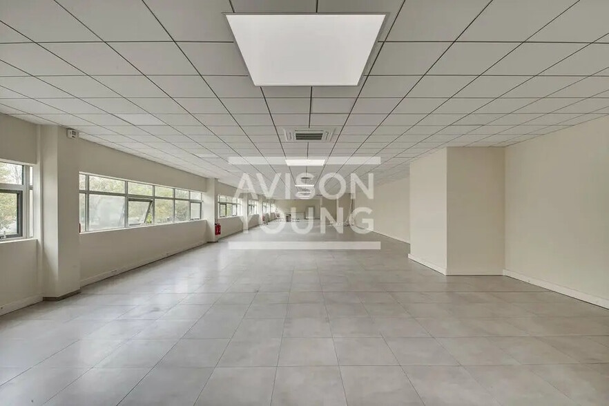 Flex in Tremblay-en-France for lease - Interior Photo - Image 3 of 5