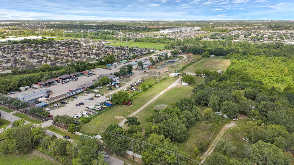 12010 Martindale Road, Houston, TX à louer - Photo du bâtiment - Image 3 de 17