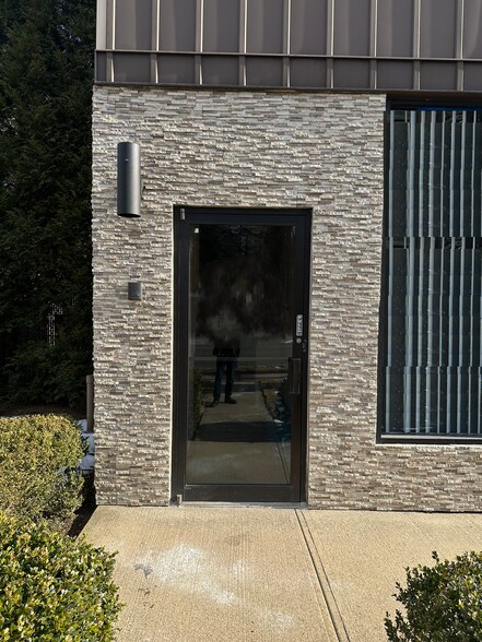 456 W Jericho Tpke, Huntington, NY à louer - Photo du bâtiment - Image 1 de 13