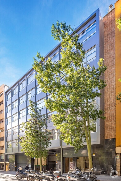 Office in Barcelona, Barcelona for lease - Building Photo - Image 3 of 4
